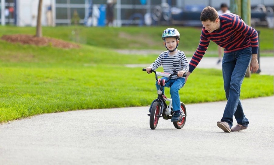Aider l'enfant à apprendre le vélo en toute confiance